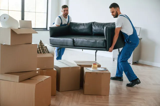 two-moving-service-employees-room-640w